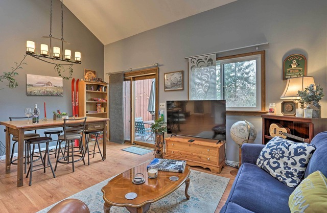 Pet-Friendly Townhome w/Community Hot Tub!