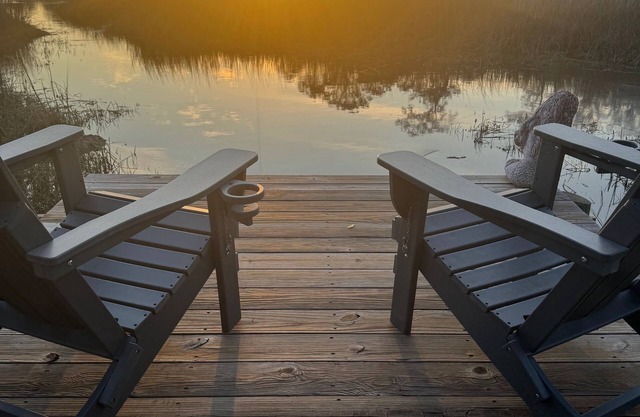 Pet-Friendly, Tranquil Water Front cottage, Beach 20 min, 35 Min to Charleston.