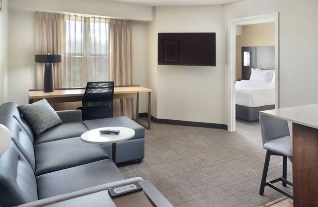 Pet-friendly Unit with Fully-equipped Kitchen! Comes w/FREE Breakfast & Pool!