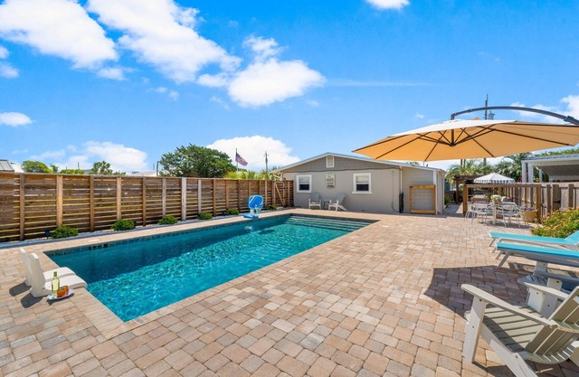 PET FRIENDLY! CLOSE TO 3 BEACH ACCESS POINTS! PRIVATE POOL! 6 SEATER GOLF CART AVAILABLE! 4/2 BUNGALOW SLEEPS 10!