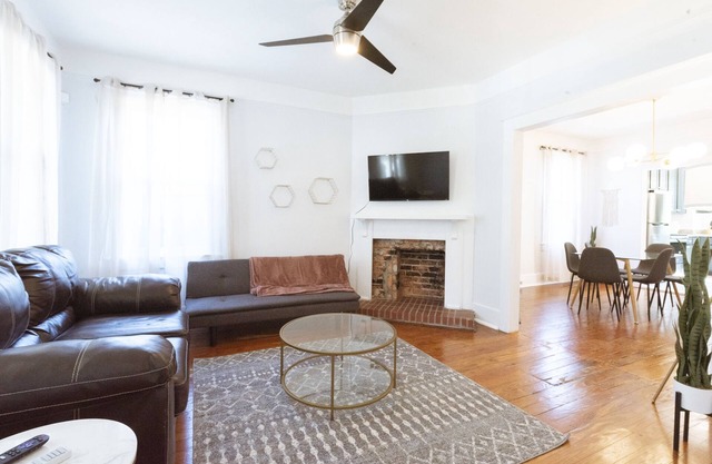 Pet-friendly w/Back-yard ★ Near everything the Starland District has to offer!