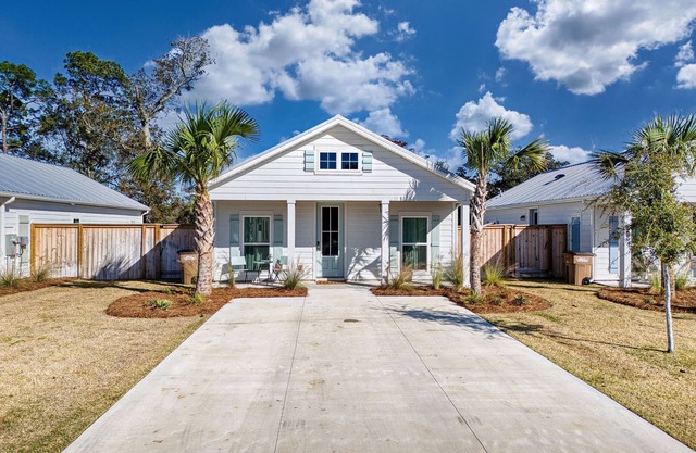 Pet Friendly w/Fenced Lawn + Heated Private Pool, 2 blocks to Downton PSJ