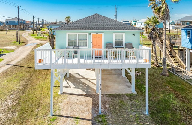 Pet Friendly - Walk to the warm October Waters of the Gulf, Cozy Home