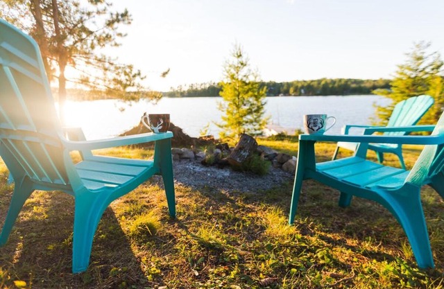 Pet Friendly Waterfront BBQ Firepit Half hr from GTA