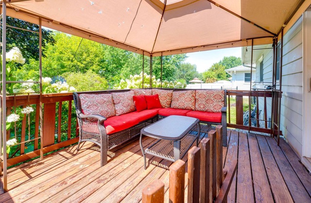 Pet-Friendly Waterloo Abode w/Deck!