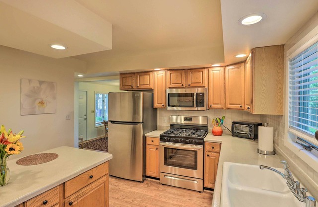 Pet-Friendly Whitefish Bay Getaway w/Large Yard!