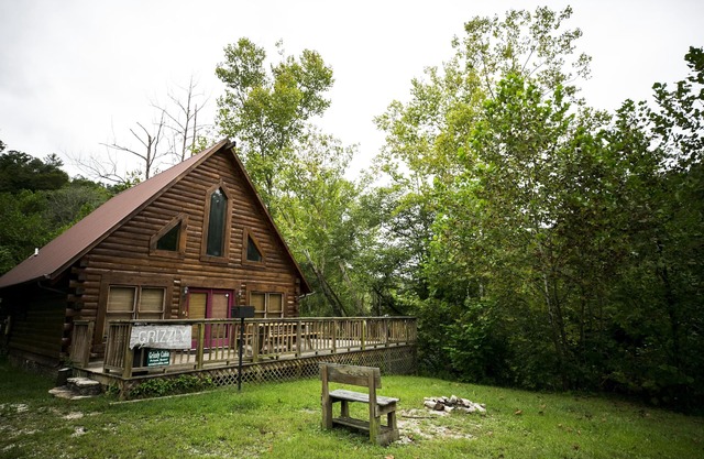 Pet friendly, with a new hot tub. Overlooks fork of Red River.