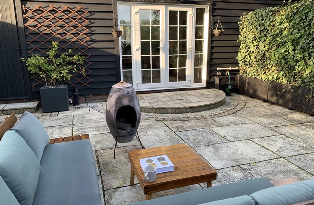 Pet Friendly With Enclosed Leafy Outdoor Space