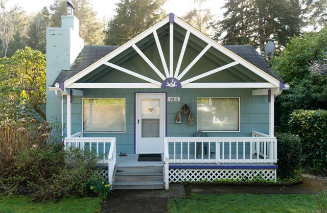 Pet friendly with hot tub, deck and bbq, short drive to beach or restaurants