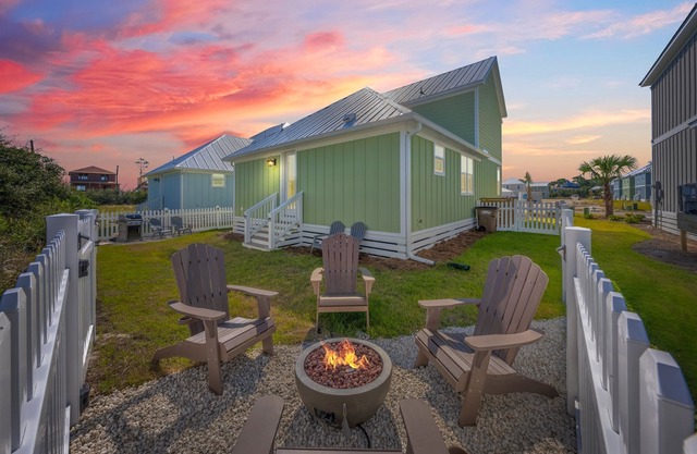 Pet Paradise! Fenced Yard + Steps to Beach + Outdoor Shower + Beach Gear