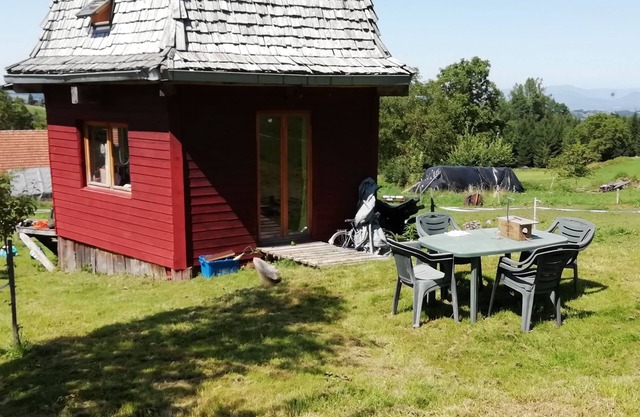Petit Chalet Pentagonal Entre Prés et Forêt