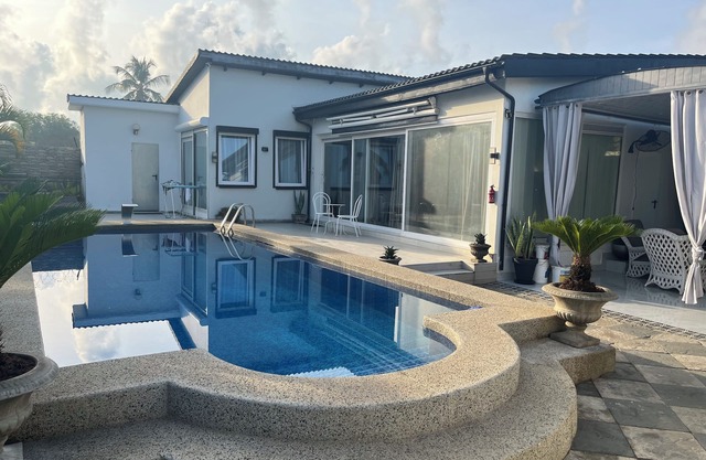 Petit Hambourg guest house by the pool