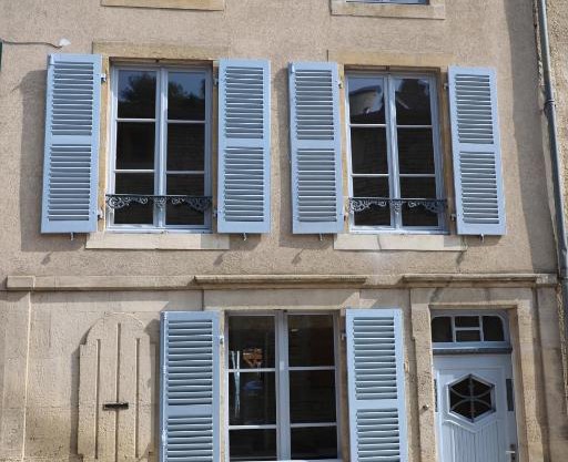 petite maison dans village de caractére