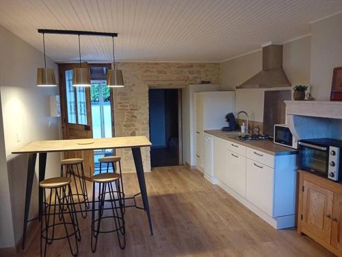 Petite maison en pierre au calme avec extérieur