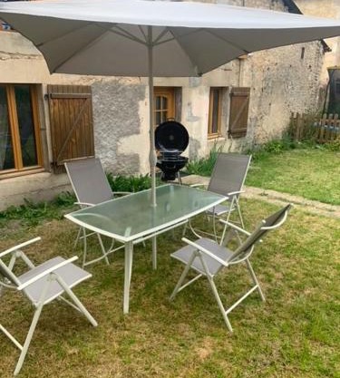 Petite maison lorraine avec cheminée et jardin