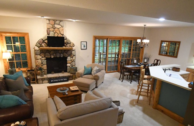 Petoskey - Harbor Springs condo in a wooded setting. Cozy & close to everything!