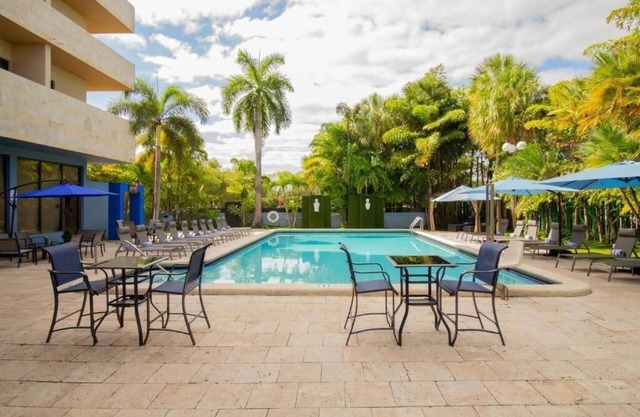 Pets Allowed Unit With Pool Close To Miracle Mile And Art District