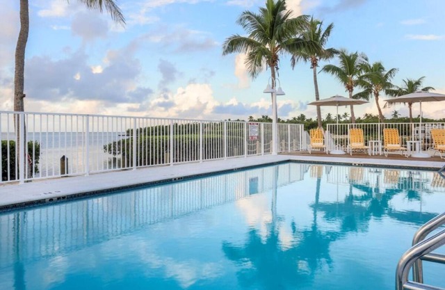 Pets are Allowed Here! 2 Comfortable Units, Free Breakfast, Parking, Pool