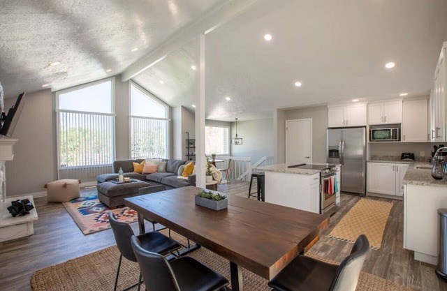 PETS| Deck | Fast Wi-fi | BeaUTAHful Mtn View Home