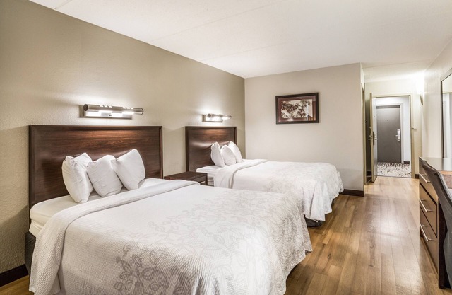 Pets Stay Free! 2 Family-Friendly Units, FREE Parking, Minutes to Stone Zoo!