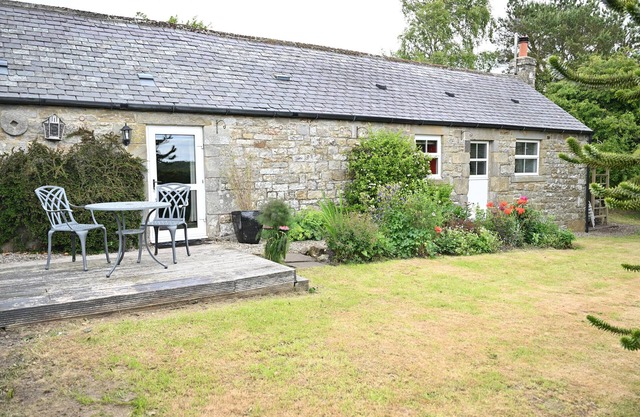 PETTY KNOWES COTTAGE, pet friendly, with hot tub in Otterburn