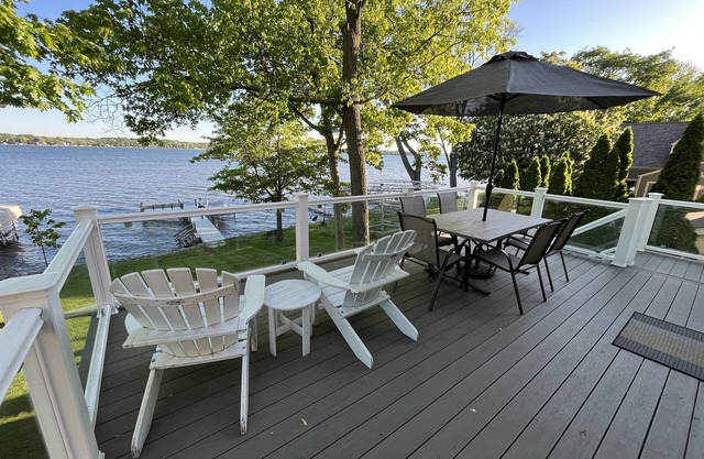 Pewaukee Lake House Rental: 4 Bedrooms, 2.5 Baths, Pier, Pontoon,Family Friendly