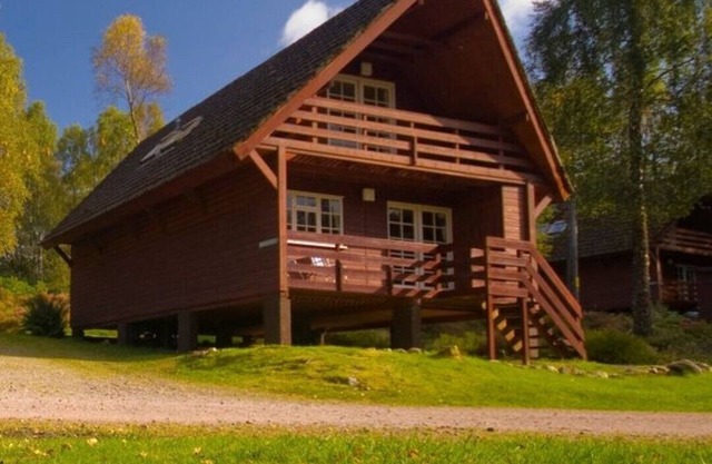 Pheasant Lodge - a woodland lodge that sleeps 6 guests in 3 bedrooms