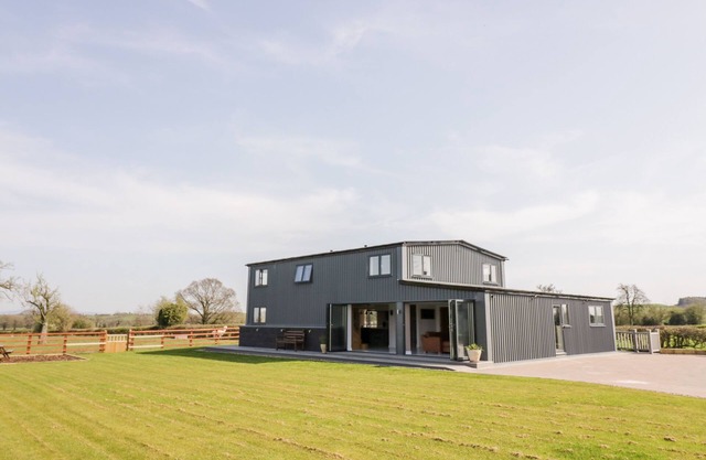 PHOENIX HOUSE, family friendly, with hot tub in Castlemorton