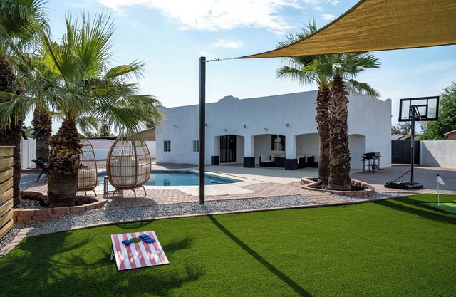 Phoenix Villa - Private Resort Style backyard, Pool, Volleyball, Putting Green