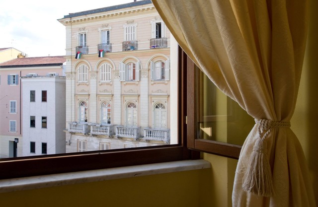 Piazza Azuni 18 Guesthouse