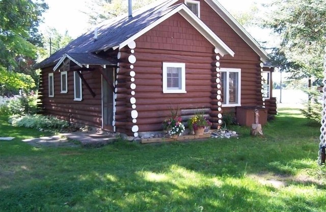 Pickerel Lake - Lakefront Log Cabin