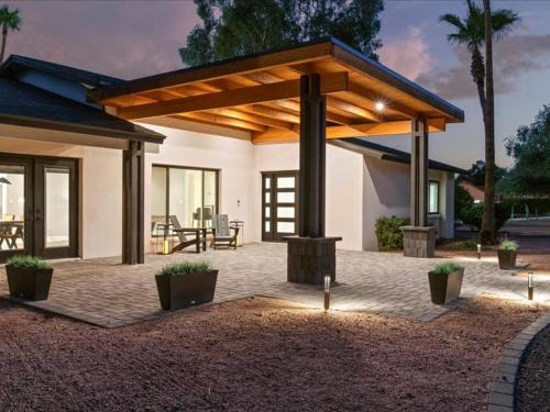 Pickle & Putt Retreat Pool Pickleball Putt Grn