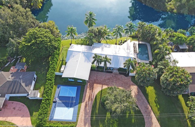 Pickleball, Heated Pool, Cold Plunge, Sauna, Bar, Putting Green, Fire Pit!