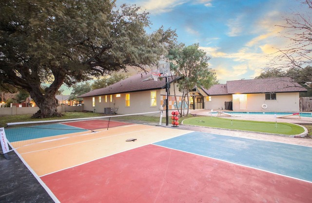 Pickleball, Pool & Fun Family Escape Sleeps 16
