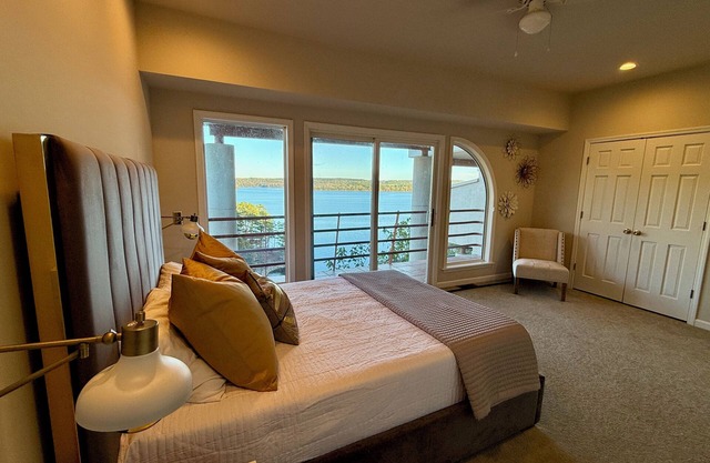 Pickwick Lake front Estate - sensational views, Boat Slip & Pool sleeps 9