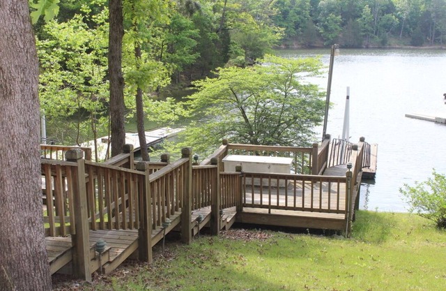 Pickwick Lake Front Home near Grand Harbor, 4 bedrooms, 3.5 baths, boat dock