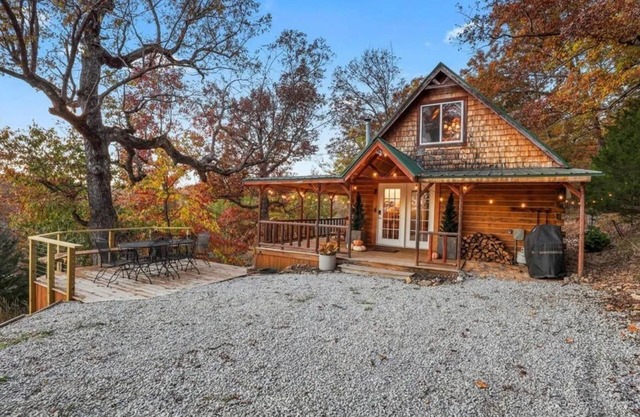 Picturesque 3-bedroom Cabin Hideaway in a wooded setting with a lake view!