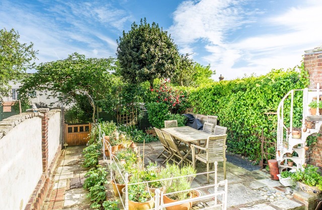 Picturesque cottage in the heart of Arundel sleeps 4/5
