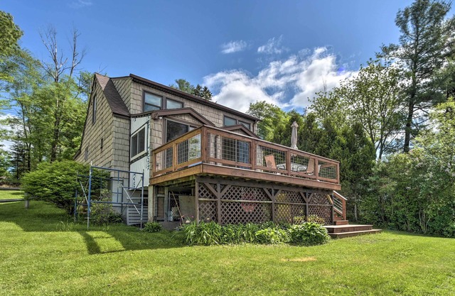 Picturesque Cottage with Sunroom on Ashmere Lake!