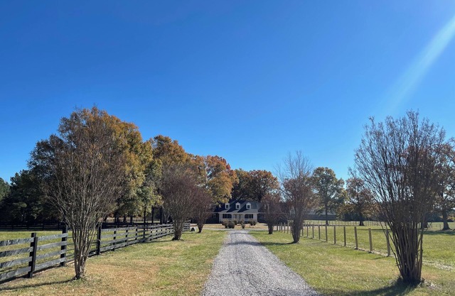 Picturesque Farm Retreat within minutes of Kerr Lake!