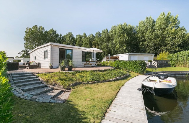 Picturesque holiday home with garden on open waters