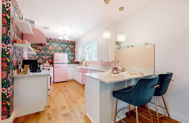 Picturesque, renovated 1920s cottage blocks from historic district & Blue Hole