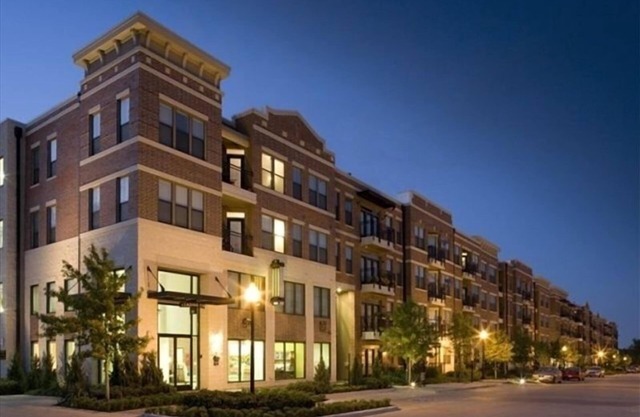 Pied-à-terre with Beautiful Skylines & Uptown Living in Ft. Worth