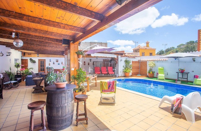 Pilar's Canarian house with pool in Teror
