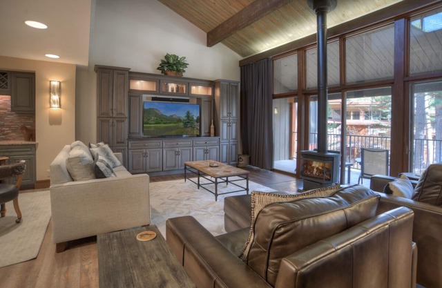 Pine Bluff (#822) | 10 Min to Ski | Deck | Golf Access | AC & Pool