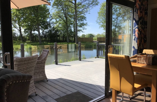 Pine Boutique Lodge with hot tub for couples & dog