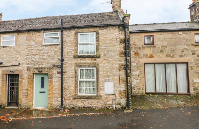 PINE COTTAGE, pet friendly, with a garden in Youlgreave