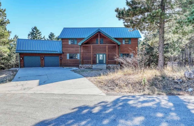 Pine Hollow Lodge - beautiful 5 bedroom home just