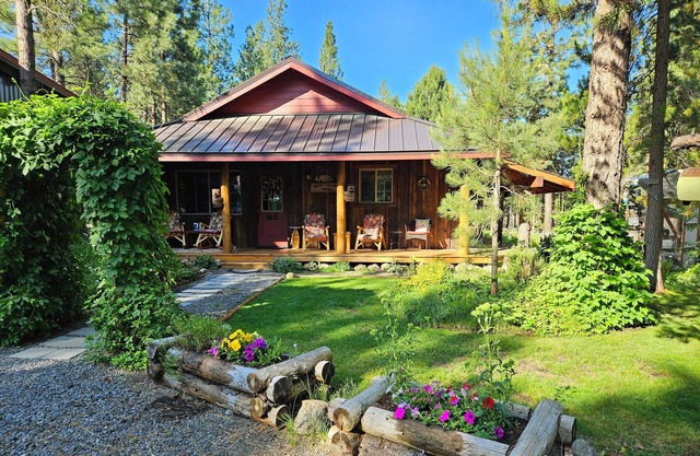 Pinecone Cabin, Couples, hot tub, pet friendly, fenced, trails, private!