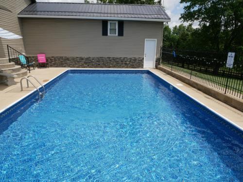 PineRidge Country Retreat with In ground Pool and Hot Tub